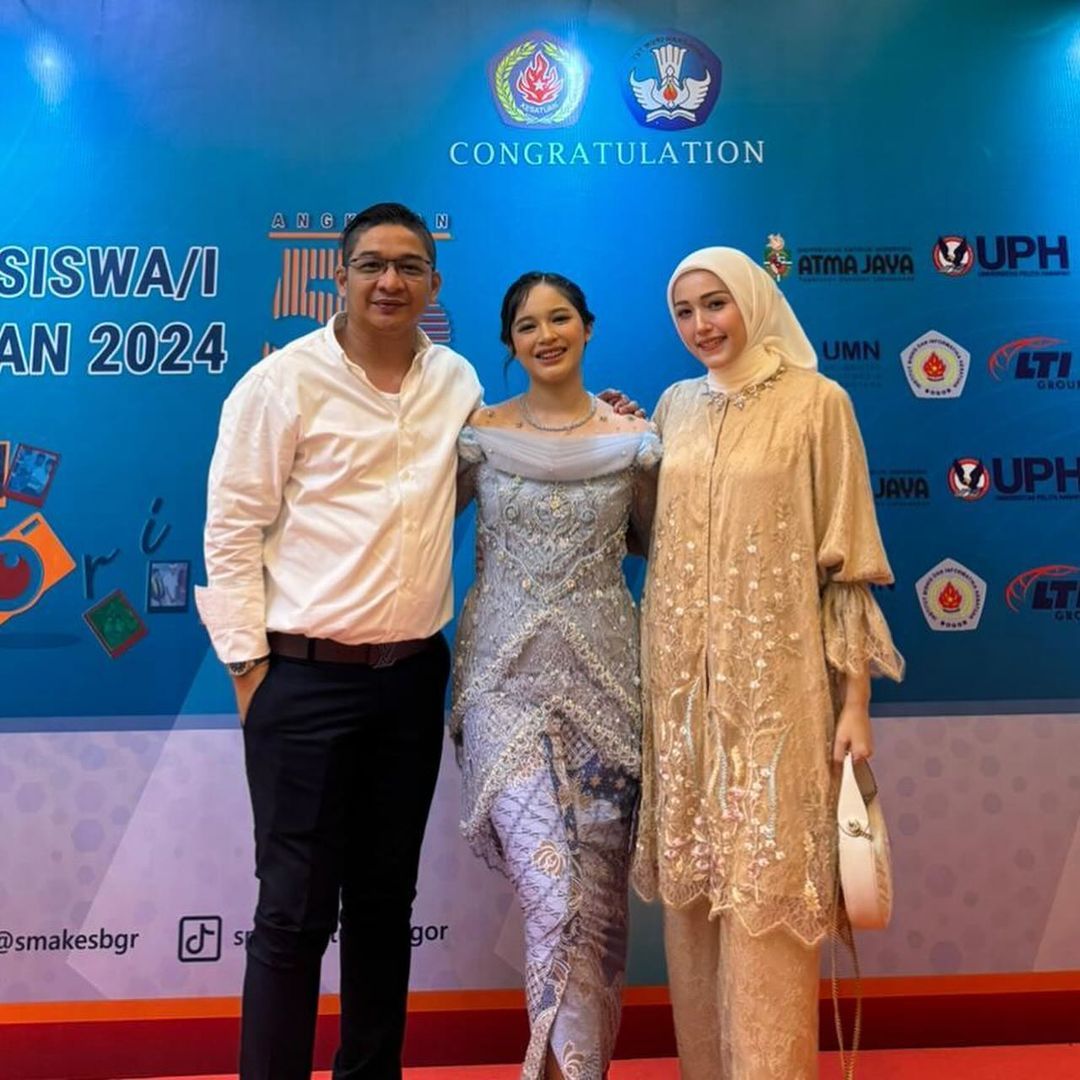 Momen Wisuda Shakiena Azalea Anak Pasha Ungu