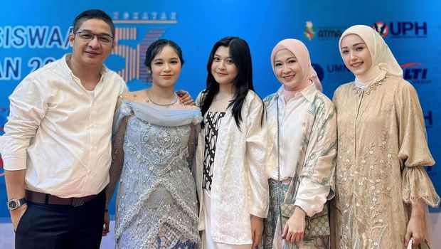Momen Wisuda Shakiena Azalea Anak Pasha Ungu