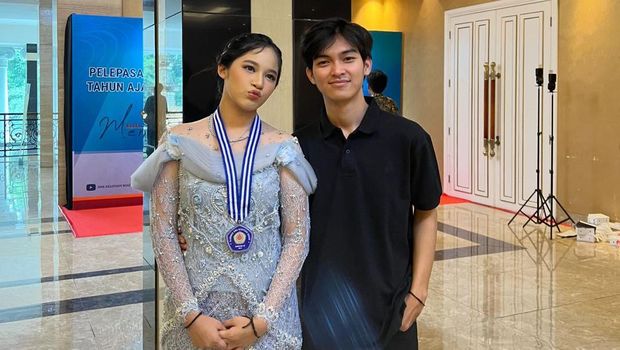 Momen Wisuda Shakiena Azalea Anak Pasha Ungu