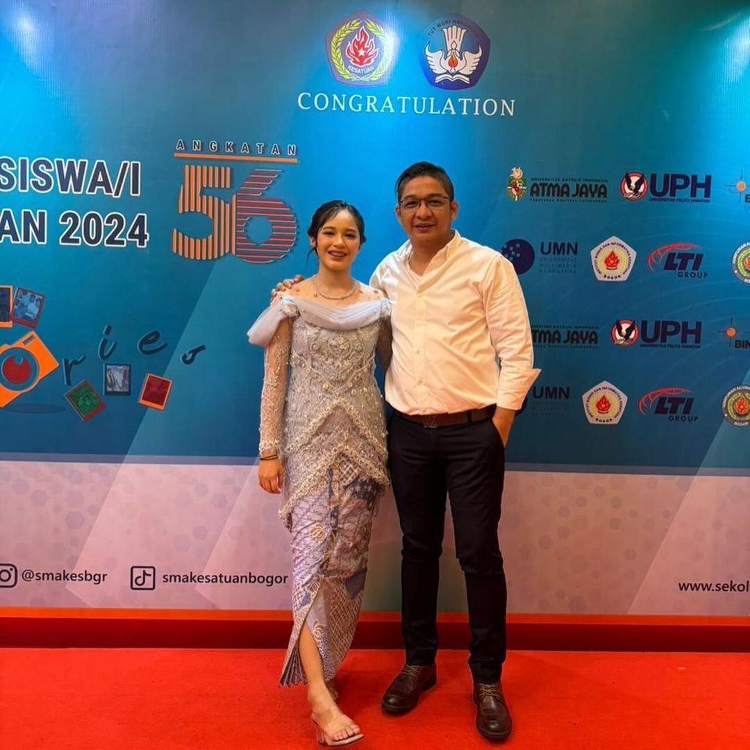 Momen Wisuda Shakiena Azalea Anak Pasha Ungu