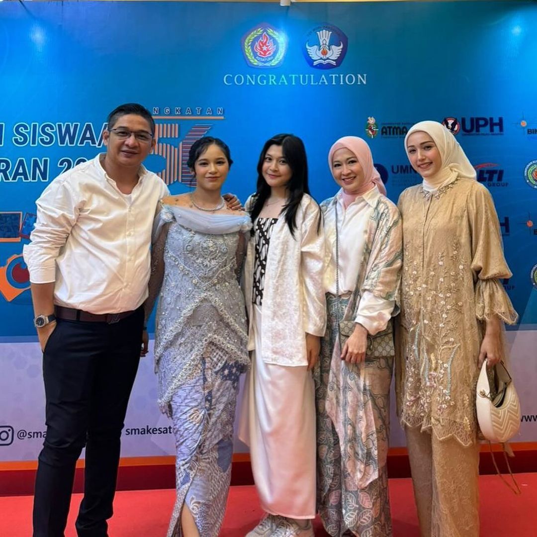 Pasha Ungu, Okie Agustina, dan Adelia, hadiri wisuda anak.