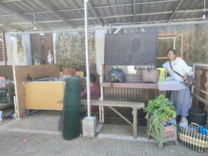 Pedagang Pasar Banyuwangi Mulai Kemas Dagangan Ikuti Relokasi Pedagang Pasar Banyuwangi Mulai Kemas Dagangan Ikuti Relokasi