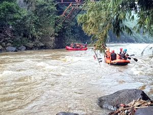 Puluhan Relawan Bantu Pencarian Remaja yang Hanyut di Sungai Cibadak