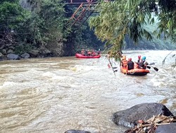 Puluhan Relawan Bantu Pencarian Remaja yang Hanyut di Sungai Cibadak
