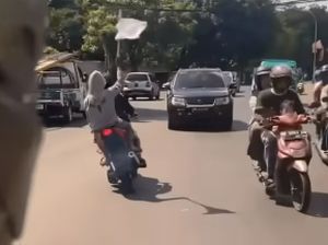 Viral Aksi Arogan Pengantar Jenazah di Makassar: Geber-geber Motor Hingga Lawan Arah Viral Aksi Arogan Pengantar Jenazah di Makassar: Geber-geber Motor Hingga Lawan Arah