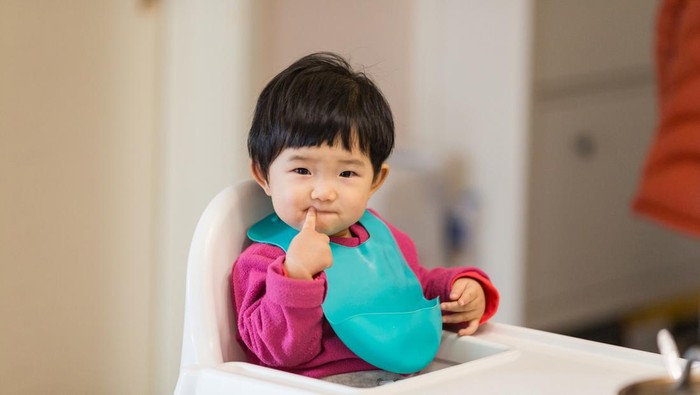 Perkembangan Normal Bayi 6 bulan, Mulai Merangkak hingga Belajar Berdiri Tegak