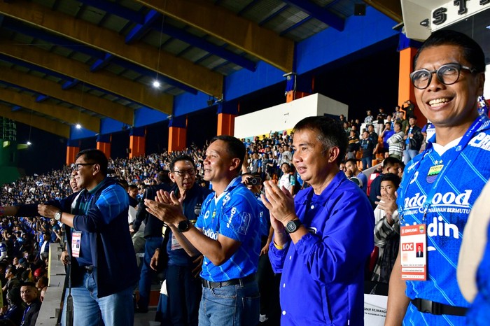 Pj Gubernur Jawa Barat (Jabar) Bey Machmudin menonton pertandingan pertemuan pertama final seri Championship BRI Liga 1 2023-2024.