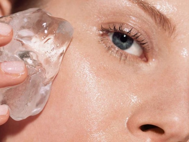 Potret ilustrasi perempuan melakukan face icing