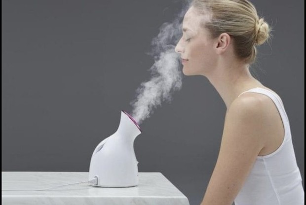 Potret ilustrasi perempuan melakukan face steaming