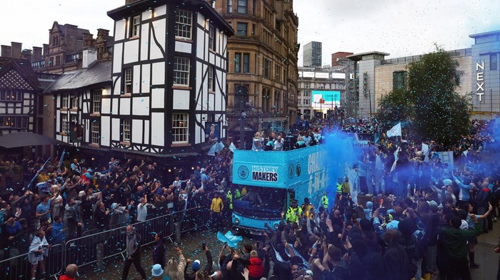 Soccer Football - Premier League - Manchester City Victory Parade - Manchester, Britain - May 26, 2024  General view of Manchester City's Erling Braut Haaland and Phil Foden with the Premier League trophy on the bus during the victory parade REUTERS/Carl Recine EDITORIAL USE ONLY. NO USE WITH UNAUTHORIZED AUDIO, VIDEO, DATA, FIXTURE LISTS, CLUB/LEAGUE LOGOS OR 'LIVE' SERVICES. ONLINE IN-MATCH USE LIMITED TO 120 IMAGES, NO VIDEO EMULATION. NO USE IN BETTING, GAMES OR SINGLE CLUB/LEAGUE/PLAYER PUBLICATIONS. PLEASE CONTACT YOUR ACCOUNT REPRESENTATIVE FOR FURTHER DETAILS..