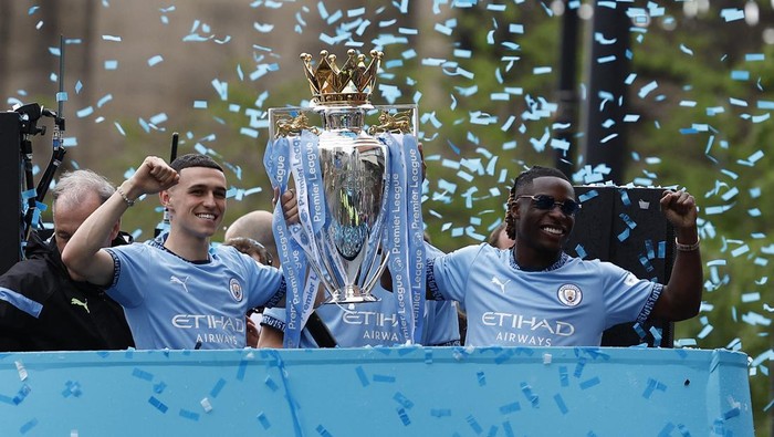 Soccer Football - Premier League - Manchester City Victory Parade - Manchester, Britain - May 26, 2024 Manchester Citys Ruben Dias holds the Premier League trophy on the bus during the victory parade Action Images via Reuters/Jason Cairnduff EDITORIAL USE ONLY. NO USE WITH UNAUTHORIZED AUDIO, VIDEO, DATA, FIXTURE LISTS, CLUB/LEAGUE LOGOS OR LIVE SERVICES. ONLINE IN-MATCH USE LIMITED TO 120 IMAGES, NO VIDEO EMULATION. NO USE IN BETTING, GAMES OR SINGLE CLUB/LEAGUE/PLAYER PUBLICATIONS. PLEASE CONTACT YOUR ACCOUNT REPRESENTATIVE FOR FURTHER DETAILS..