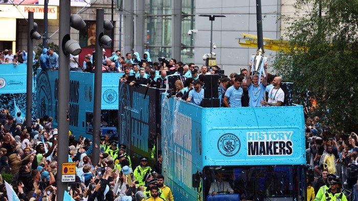 Potret Meriah Parade Juara Manchester City Soccer Football - Premier League - Manchester City Victory Parade - Manchester, Britain - May 26, 2024 Manchester City's Erling Braut Haaland and Rodri with the Premier League trophy on the bus during the victory parade REUTERS/Carl Recine EDITORIAL USE ONLY. NO USE WITH UNAUTHORIZED AUDIO, VIDEO, DATA, FIXTURE LISTS, CLUB/LEAGUE LOGOS OR 'LIVE' SERVICES. ONLINE IN-MATCH USE LIMITED TO 120 IMAGES, NO VIDEO EMULATION. NO USE IN BETTING, GAMES OR SINGLE CLUB/LEAGUE/PLAYER PUBLICATIONS. PLEASE CONTACT YOUR ACCOUNT REPRESENTATIVE FOR FURTHER DETAILS..