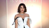 7 Gaya Ultra-glamor Priyanka Chopra Pakai Kalung Bulgari Rp 691 Miliar