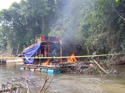 Tambang Emas Ilegal di Tebo Dirazia Polisi, 13 Rakit Dompeng Dibakar