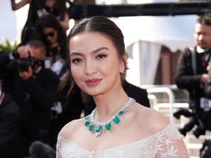 Detail Kebaya Raline Shah Karya Sapto Djojokartiko di Cannes, Dibuat 1.200 Jam Detail Kebaya Raline Shah Karya Sapto Djojokartiko di Cannes, Dibuat 1.200 Jam