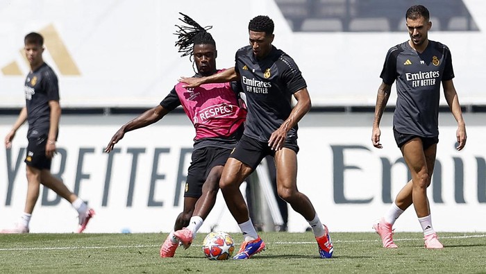 Soccer Football - Champions League - Final - Real Madrid Training - Ciudad Real Madrid, Valdebebas, Madrid, Spain - May 27, 2024 Real Madrids Jude Bellingham with Eduardo Camavinga during training REUTERS/Juan Medina