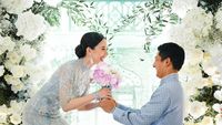 Foto Pembalap Rio Haryanto Lamar Kekasih Cantik, Menawan Berbusana Changshan