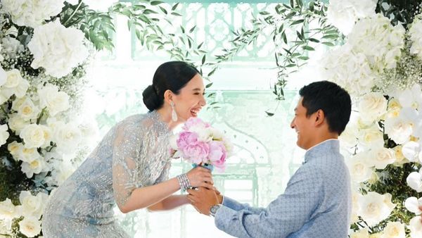 Foto Pembalap Rio Haryanto Lamar Kekasih Cantik, Menawan Berbusana Changshan