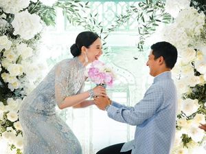 Foto Pembalap Rio Haryanto Lamar Kekasih Cantik, Menawan Berbusana Changshan