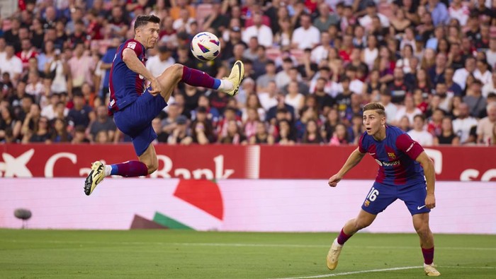 SEVILLE, SPAIN - MAY 26: Robert Lewandowski of FC Barcelona scores the teams first goal during the LaLiga EA Sports match between Sevilla FC and FC Barcelona at Estadio Ramon Sanchez Pizjuan on May 26, 2024 in Seville, Spain. (Photo by Fran Santiago/Getty Images)