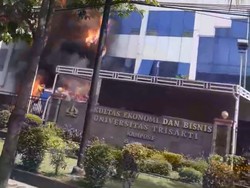Mobil Terbakar di Cempaka Putih, Api Merembet ke Kampus F Trisakti
