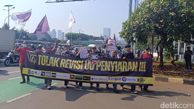 Sejumlah jurnalis dan pekerja media menggelar demo penolakan revisi UU Penyiaran di depan gedung DPR/MPR RI. (Rizky AM/detikcom)