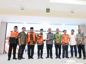 Muzani Serahkan Rp 500 Juta Hasil Lelang Sapi untuk Korban Bencana Sumbar Muzani Serahkan Rp 500 Juta Hasil Lelang Sapi untuk Korban Bencana Sumbar