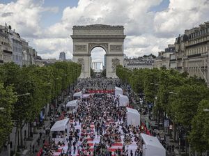 Serunya Piknik Massal di Jalanan Ikonik Paris Serunya Piknik Massal di Jalanan Ikonik Paris