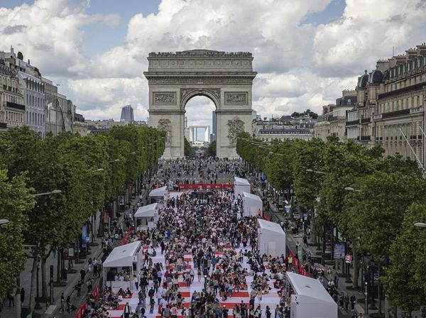 Serunya Piknik Massal di Jalanan Ikonik Paris