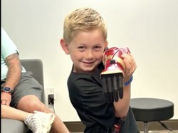 Fans Marvel Jangan Iri, Bocah 5 Tahun Pakai Tangan Iron Man yang Super Canggih