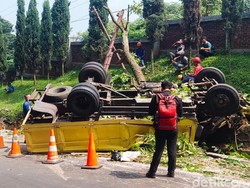 Truk Paving Block Tabrak Mobil-Motor-Pohon di Cimahi, 1 Orang Tewas