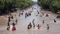 Warga Pakistan Nyebur ke Sungai Saat Cuaca Lagi Panas-panasnya