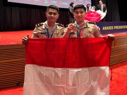 2 Polisi Surabaya Sabet Medali Perak di Ajang Internasional WYIE Malaysia