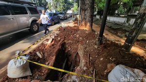 Ada Galian Kabel, Jalur Pedestrian Jalan Wijaya Jaksel Jadi Acak-acakan