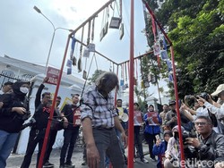 Tolak RUU Penyiaran, Jurnalis di Bandung Gelar Teatrikal Keranda Merah