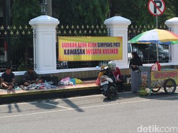 Dilarang di Simpang Lima Pati, PKL Jualan di Depan Kantor Bupati