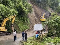 Pembersihan Material Longsor di Tompo Ladang Picu Macet, Lalin Buka Tutup