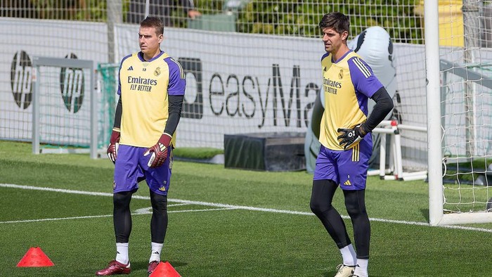 MADRID, SPAIN - 2024/05/03: Andriy Lunin (L) and Thibaut Courtois (R) of Real Madrid CF seen during the training session on the eve of the 2023/2024 La Liga EA Sports week 34 football match between Real Madrid CF and Cadiz CF at Real Madrid CF training ground. (Photo by Federico Titone/SOPA Images/LightRocket via Getty Images)
