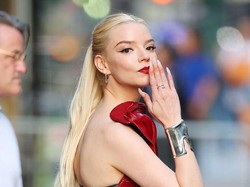 Gaya Seksi Anya Taylor-Joy Promosi Film Furiosa, Pakai Gaun Terbelah Sebelah
