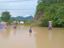 Banjir Setinggi Dada Orang Dewasa Rendam Jalan Depan Lapas Perempuan Mamuju