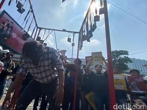 Teatrikal Keranda Merah Warnai Aksi Tolak Revisi UU Penyiaran di Bandung Teatrikal Keranda Merah Warnai Aksi Tolak Revisi UU Penyiaran di Bandung