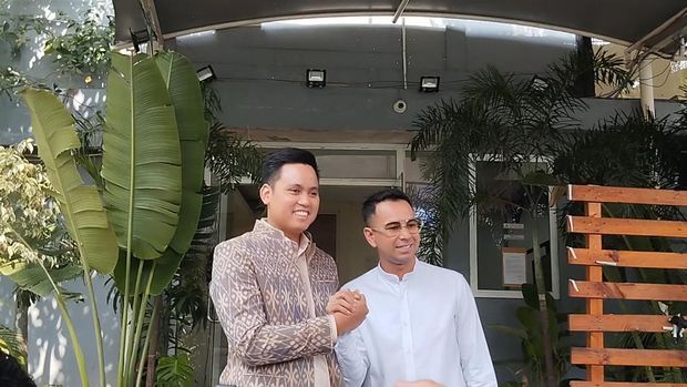 Kemunculan baliho bersama Bupati Kendal, Dico Ganinduto, Raffi Ahmad digadang-gadang akan maju menjadi Bakal Calon Wakil Gubernur Jawa Tengah.