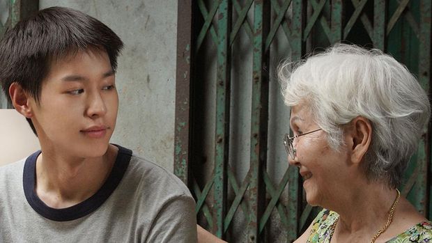 Film How to Make Millions Before Grandma Dies (2024) Billkin Putthipong Assaratanakul sebagai M dan Taew Usa Semkhum sebagai Meng Ju atau Amah dalam film How to Make Millions Before Grandma Dies (Lahn Mah) yang tayang pada 2024. (GDH 559 Co., Ltd.)