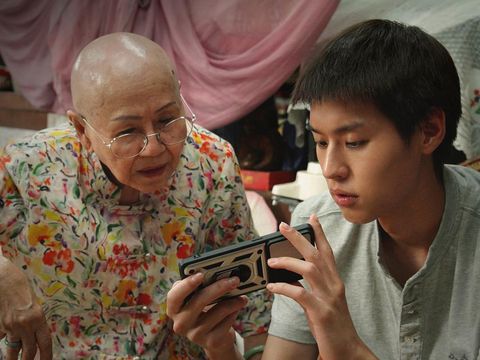 Billkin Putthipong Assaratanakul sebagai M dan Taew Usa Semkhum sebagai Meng Ju atau Amah dalam film How to Make Millions Before Grandma Dies (Lahn Mah) yang tayang pada 2024. (GDH 559 Co., Ltd.)
