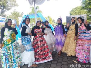 Kreatif! Emak-emak di Gadingharjo Bantul Sulap Sampah Jadi Gaun Cantik Kreatif! Emak-emak di Gadingharjo Bantul Sulap Sampah Jadi Gaun Cantik