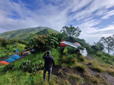 Menikmati Syahdunya Pendakian Merbabu Kala Diguyur Hujan