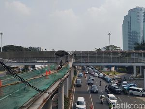 Warga Harap Renovasi Halte TransJ Denpasar dan Semanggi Segera Selesai Warga Harap Renovasi Halte TransJ Denpasar dan Semanggi Segera Selesai