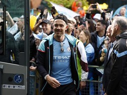 Rayakan Gelar Juara, Jack Grealish Nyaris Jatuh dari Atas Bus