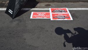 Potret Aksi Tolak Revisi RUU Penyiaran di Surabaya