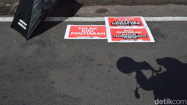 Potret Aksi Tolak Revisi RUU Penyiaran di Surabaya
